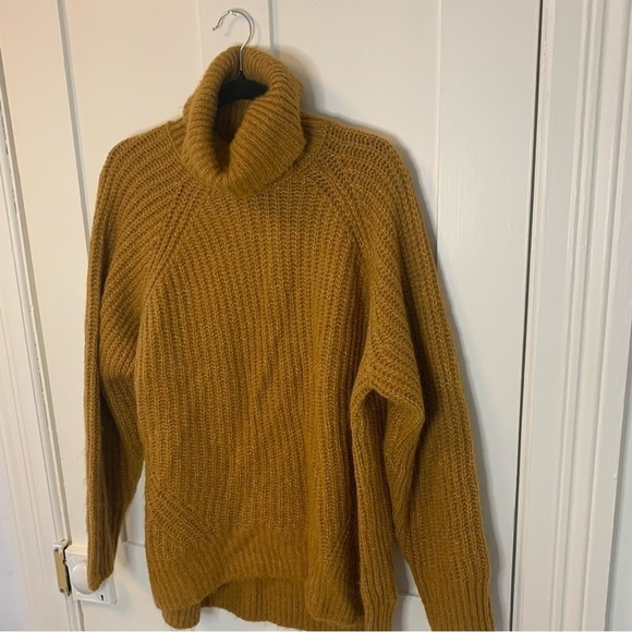 Golden Sweater - Picture 2 of 5